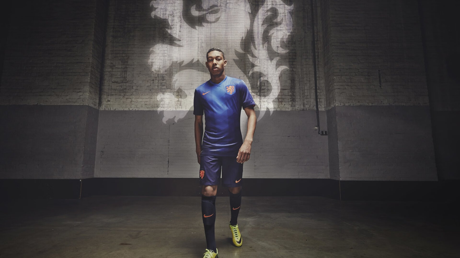 乔治·巴尔：全黑队中场的“核心人物”，每次传球都精准无误，确保进攻威胁不断